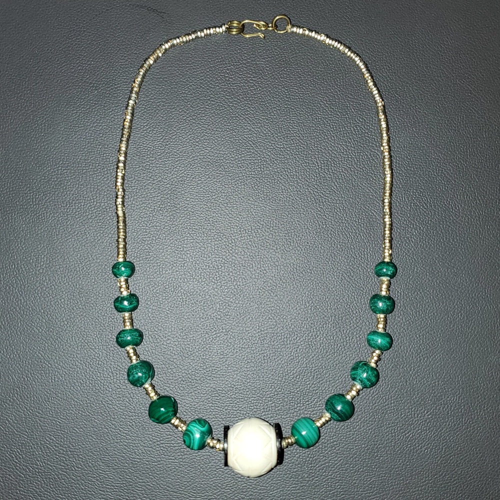 VTG Green Beaded Necklace with Large Focal Bead and Gold Tone Accents